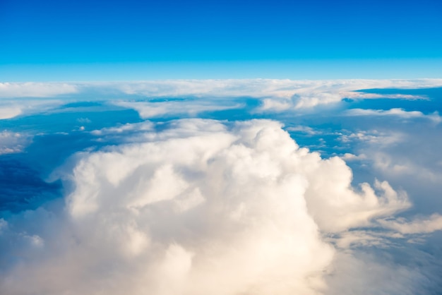 Nubes blancas en el cielo azul