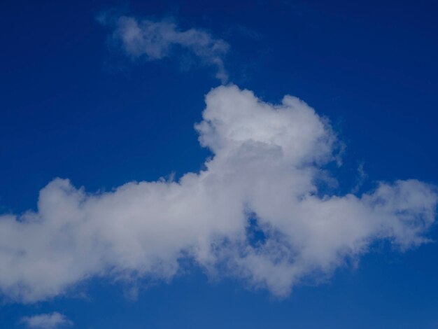 Nubes blancas y cielo azul