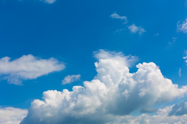 Nubes blancas en un cielo azul