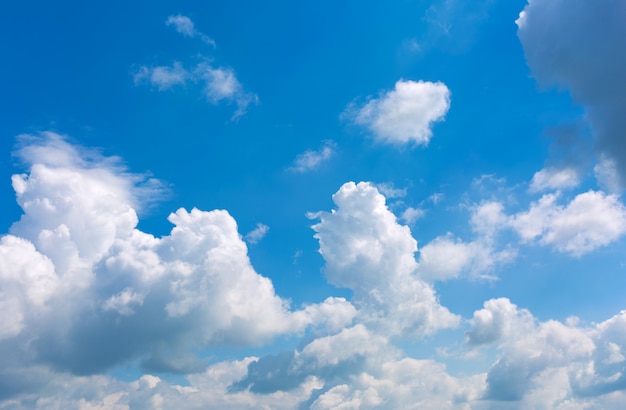 Nubes blancas en un cielo azul