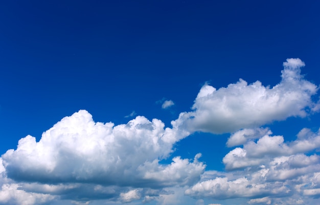 Nubes blancas en un cielo azul