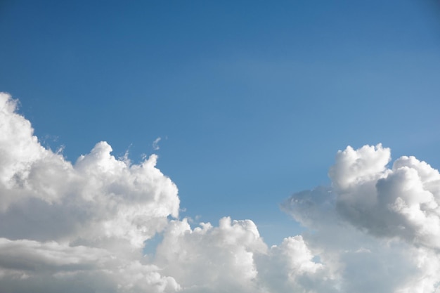 Nubes blancas en el cielo azul