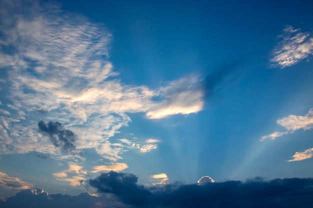 Nubes blancas en el cielo azul