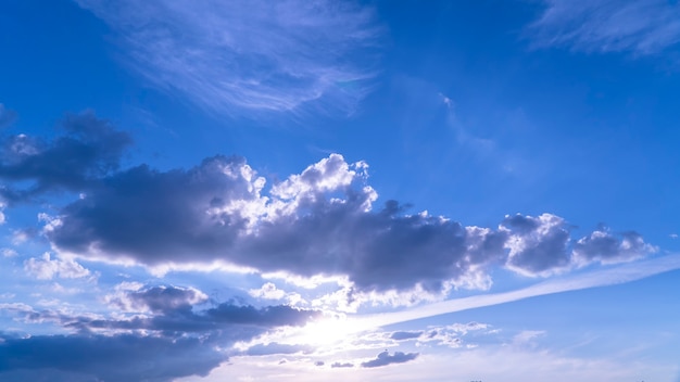 Nubes blancas en el cielo azul