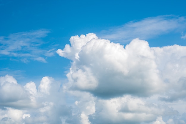 Nubes blancas en el cielo azul