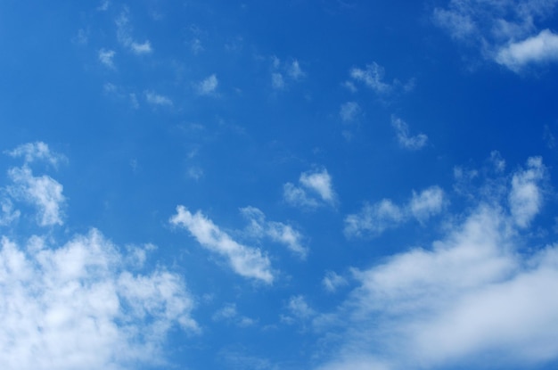 nubes blancas en el cielo azul