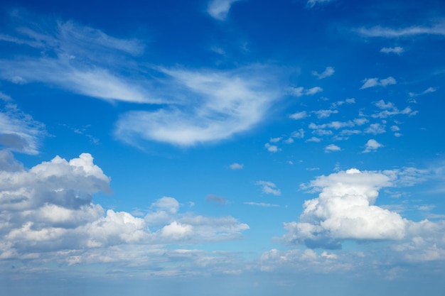 nubes blancas en el cielo azul