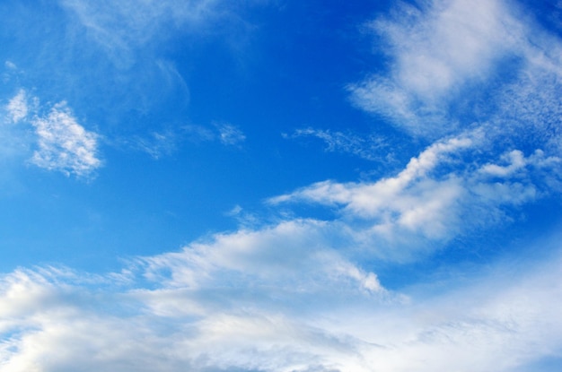 nubes blancas en el cielo azul