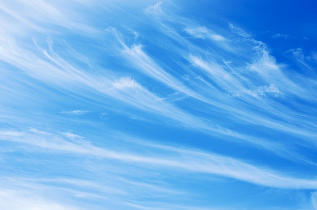 nubes blancas en el cielo azul