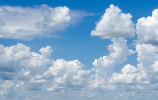 nubes blancas en el cielo azul