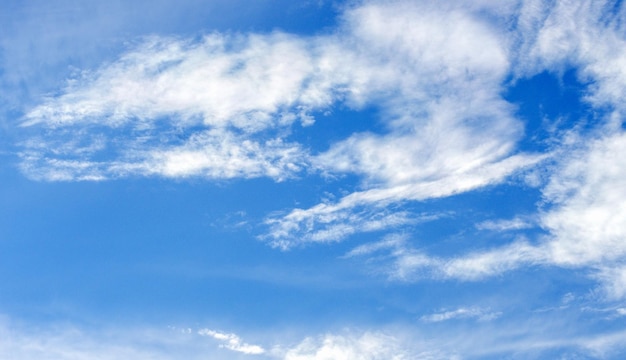 nubes blancas en el cielo azul