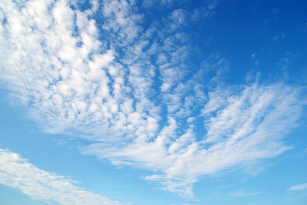 Nubes blancas en cielo azul