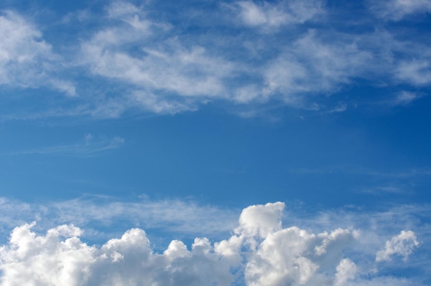 nubes blancas en el cielo azul