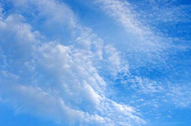 nubes blancas en el cielo azul