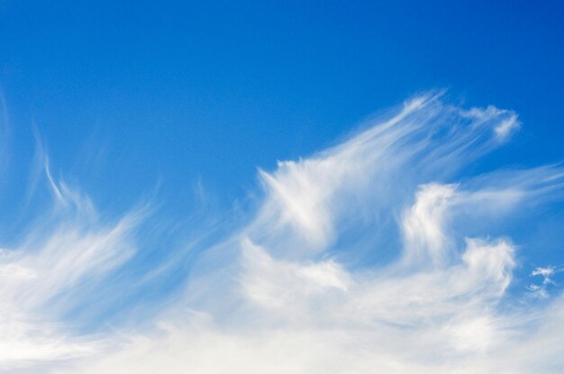 nubes blancas en el cielo azul