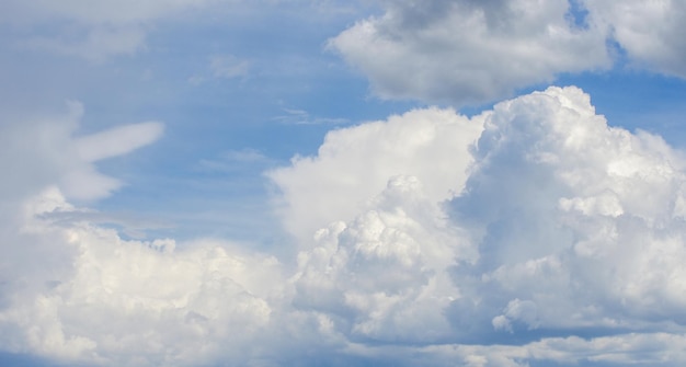 nubes blancas en el cielo azul