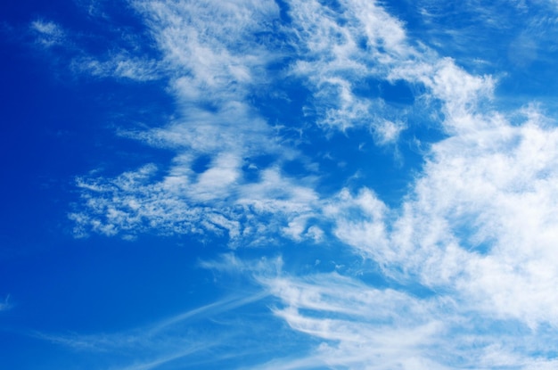 nubes blancas en el cielo azul