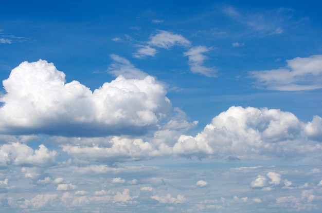 nubes blancas en el cielo azul