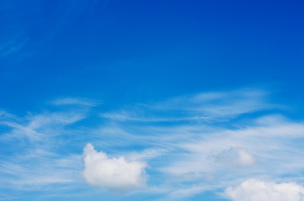 nubes blancas en el cielo azul