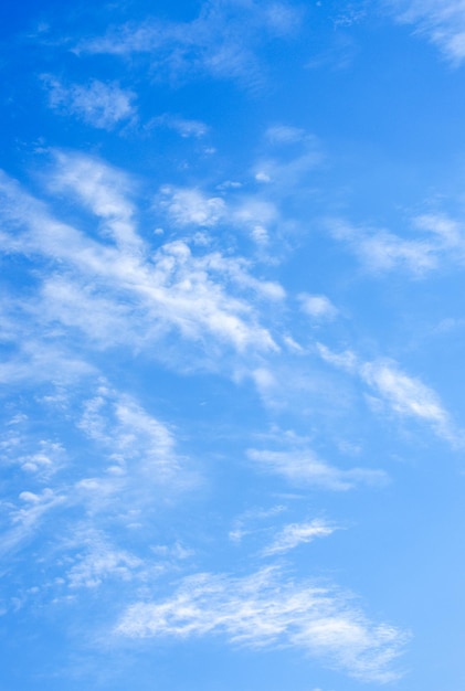 nubes blancas en el cielo azul