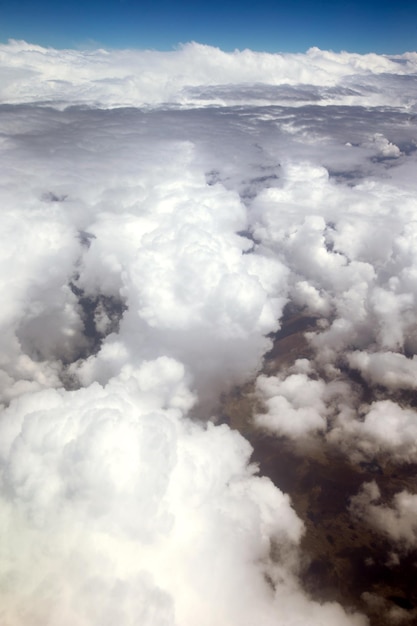 nubes blancas en el cielo azul