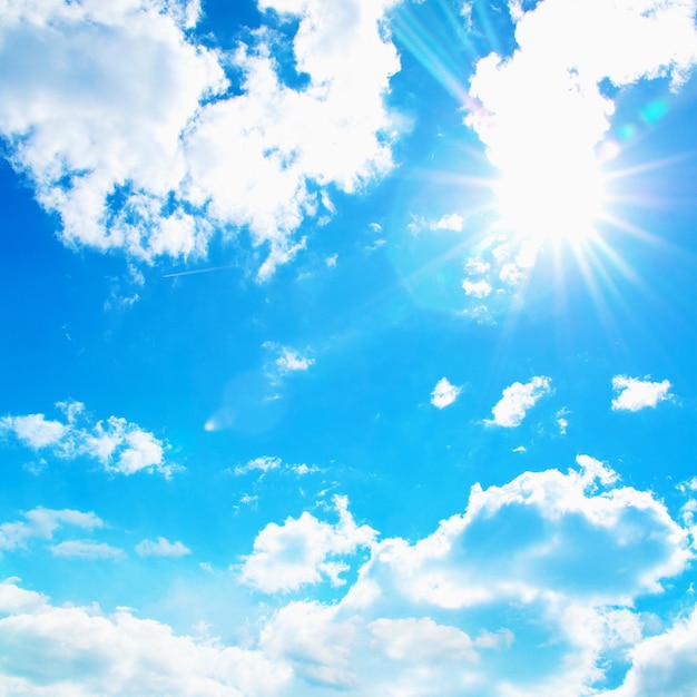 nubes blancas en el cielo azul