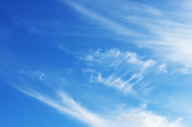 nubes blancas en el cielo azul