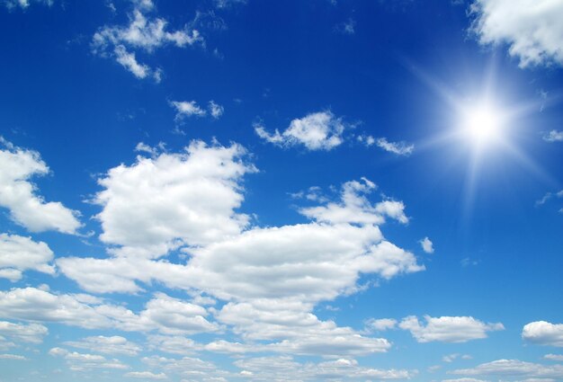 Foto nubes blancas en el cielo azul