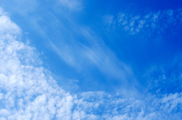 nubes blancas en el cielo azul