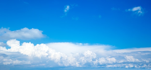 Nubes blancas en el cielo azul