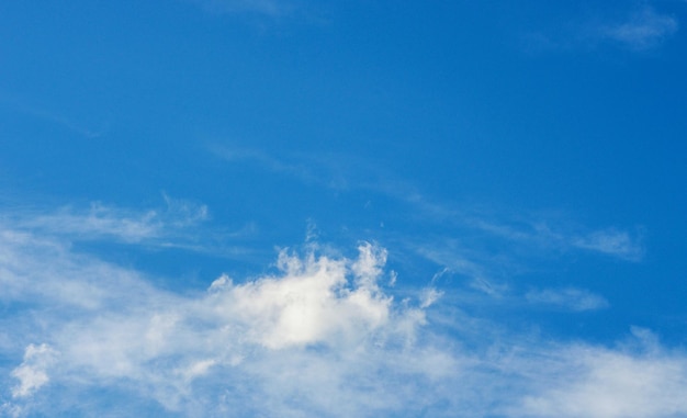 nubes blancas en el cielo azul