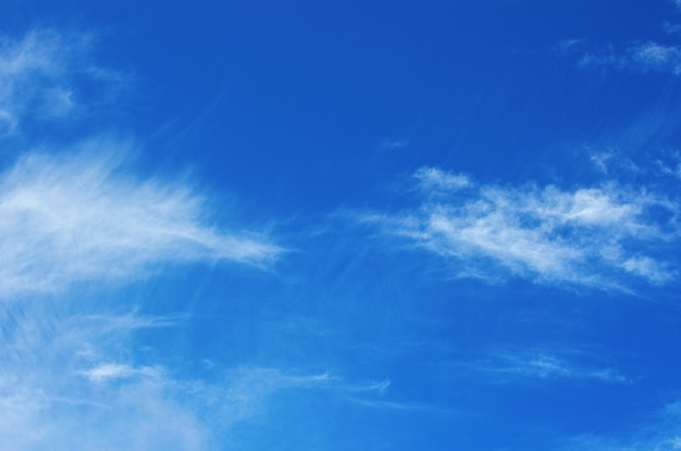 nubes blancas en el cielo azul