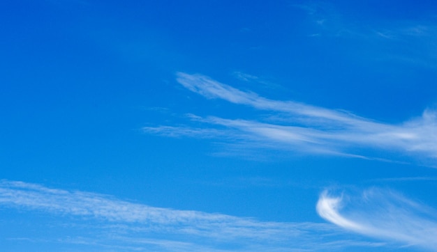 nubes blancas en el cielo azul