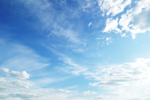 nubes blancas en el cielo azul