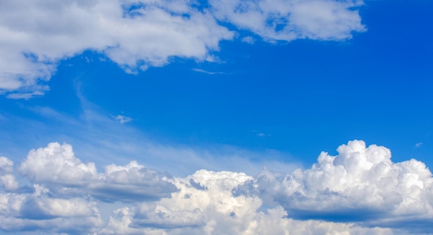 Foto nubes blancas en el cielo azul