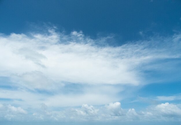 nubes blancas en el cielo azul