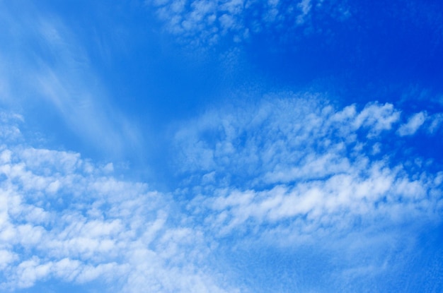 nubes blancas en el cielo azul