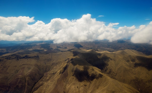 nubes blancas en el cielo azul