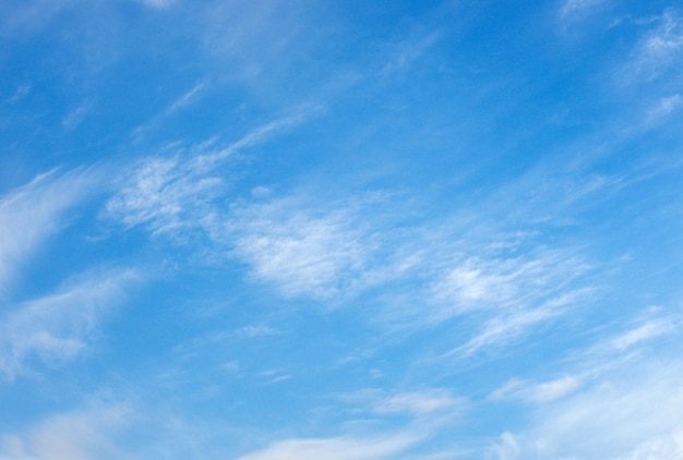 nubes blancas en el cielo azul