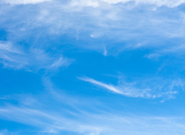 nubes blancas en el cielo azul