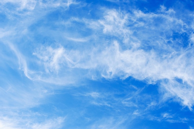 nubes blancas en el cielo azul