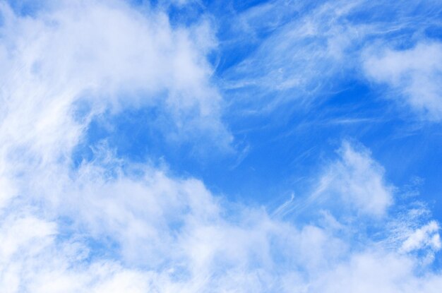 nubes blancas en el cielo azul