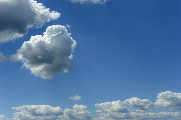 Nubes blancas en el cielo azul