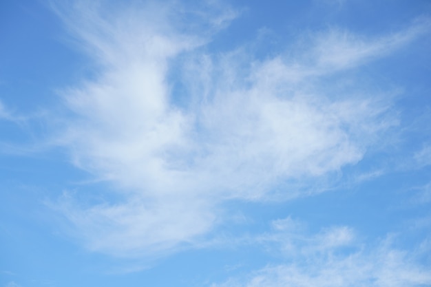 Nubes blancas en el cielo azul