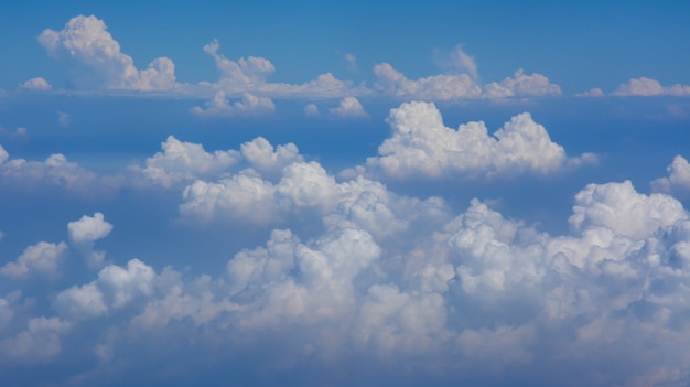 Nubes blancas en el cielo azul