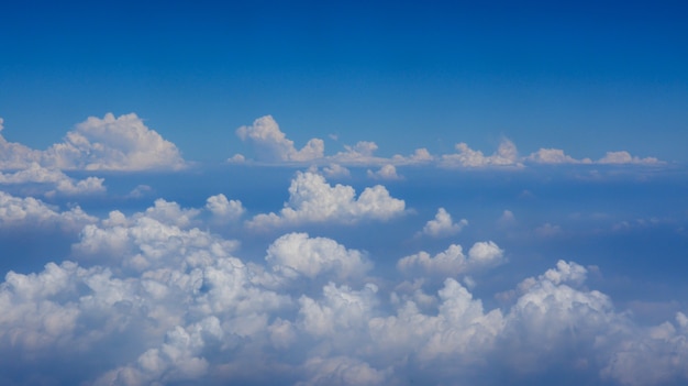 Nubes blancas en el cielo azul