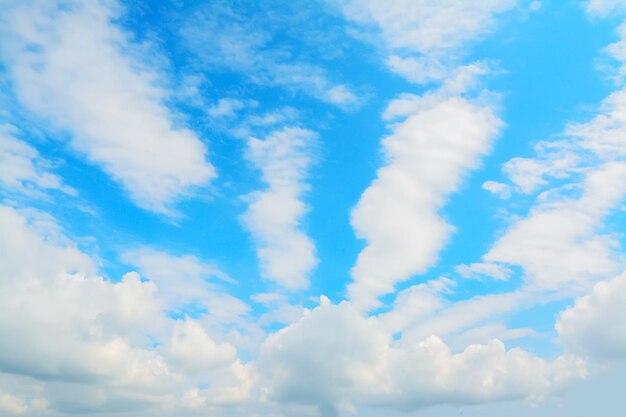 Nubes blancas en el cielo azul