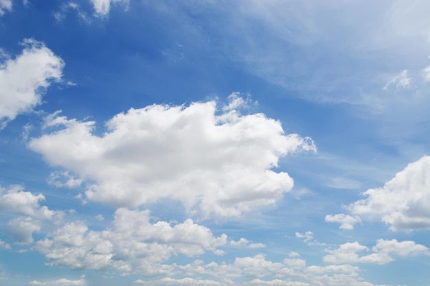 Nubes blancas y cielo azul