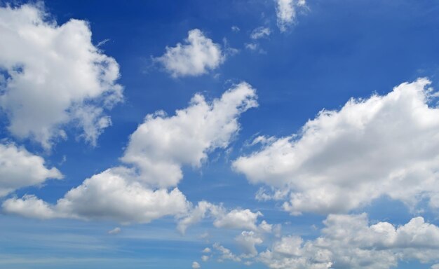 Nubes blancas y cielo azul