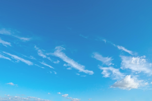 Nubes blancas en el cielo azul